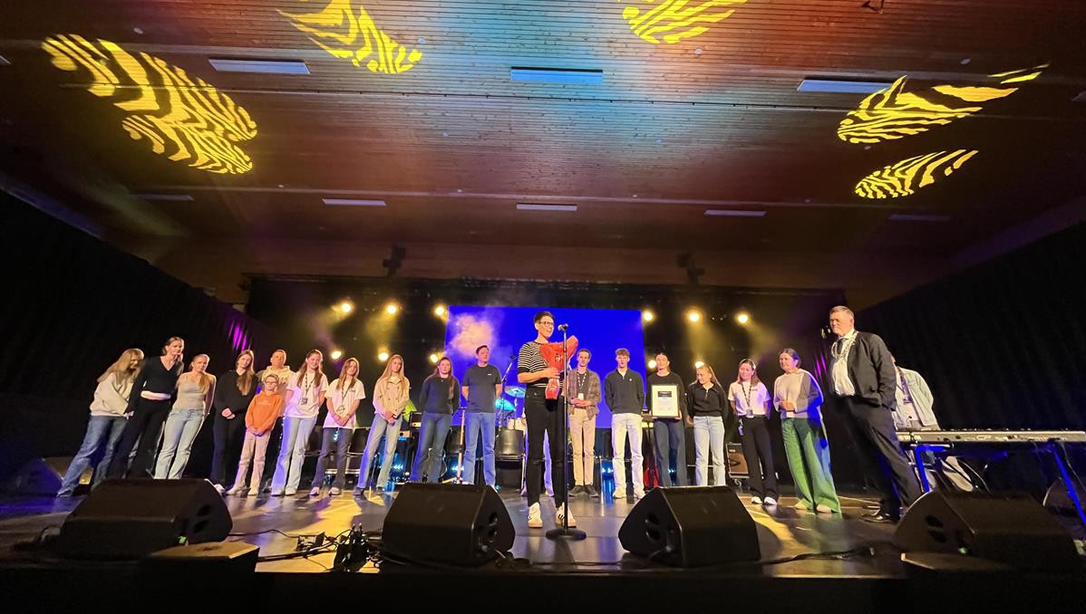 personar på ein scene