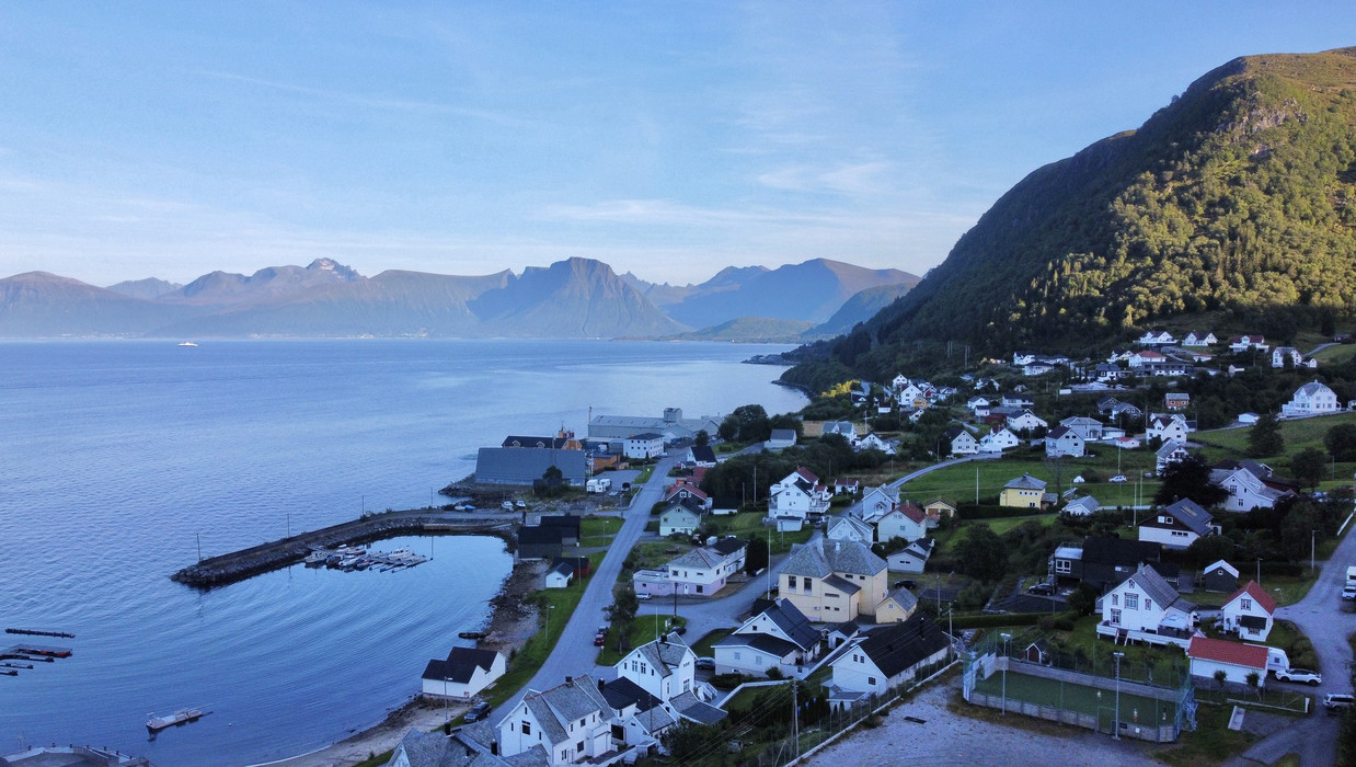 dronefoto brandal mot storfjorden