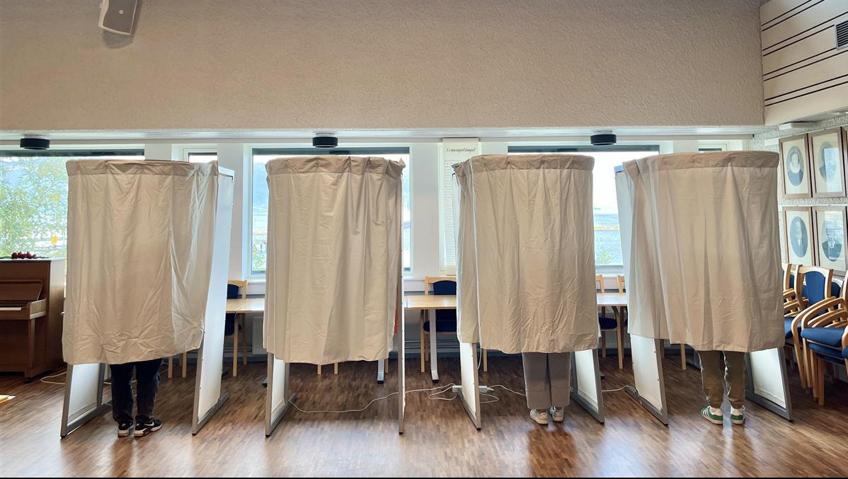 fire røystebåsar på rekke og rad