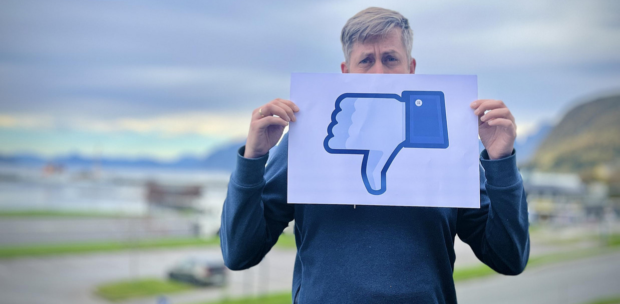 mann med oppnedtommel frå Facebook