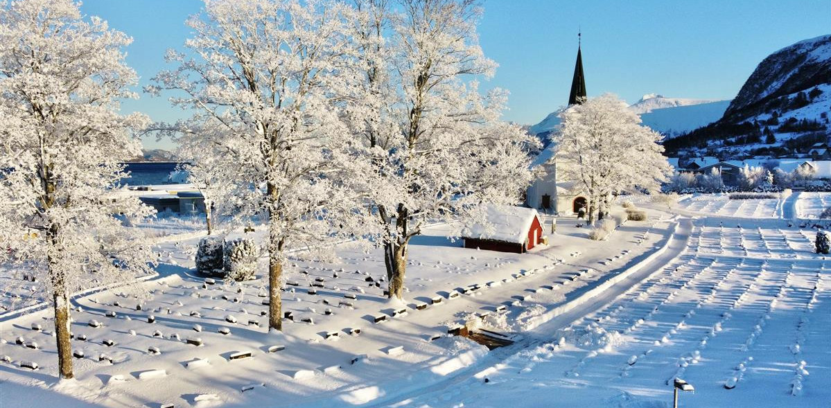 dronefoto hareid kyrkje, vinterlandskap