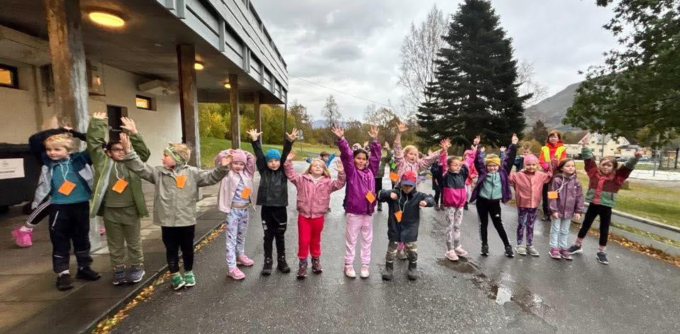 skuleelevar på rekke og rad utanfor Bigset skule